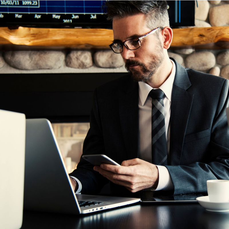 coaching-and-becoming-coaching-equipe-entreprise@Canva - Man in Black Holding Phone